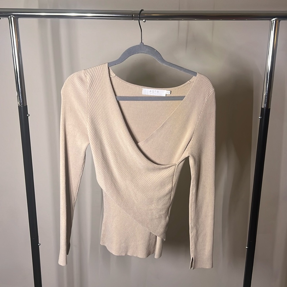 ASTR THE LABEL. Nude bodycon long sleeve CHIC wrap style shirt.